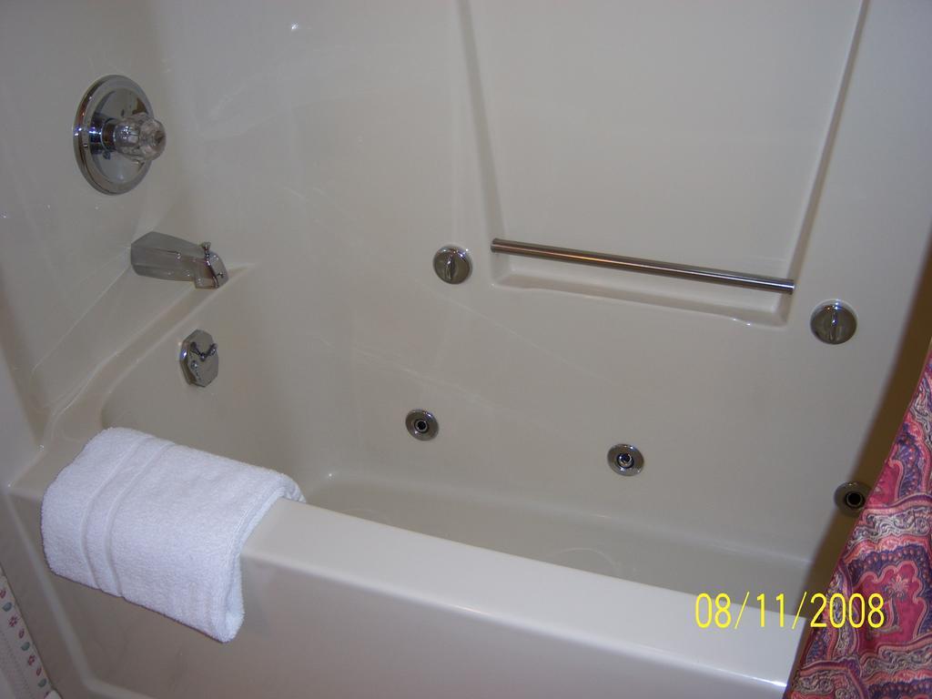 Travelers Inn Motel Eagle River Bilik gambar