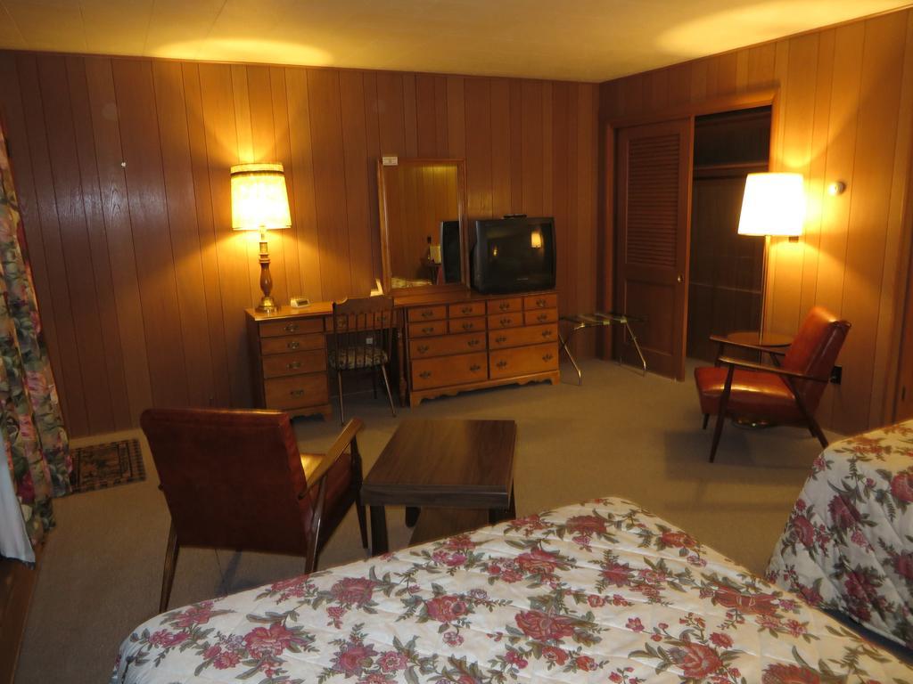 Travelers Inn Motel Eagle River Bilik gambar